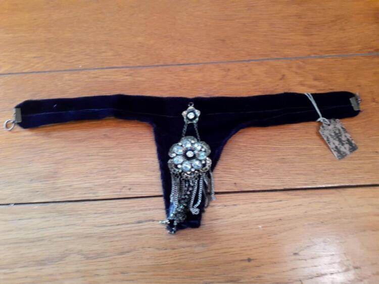 Black velvet choker w/cameo